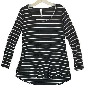 LulaRoe LYNNAE Size SMALL Black & White Stripe Long Sleeve Ribbed Hi-Low Hem